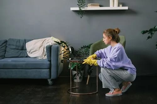 Dépoussiérage — Dépoussiérage d'un salon, gants de ménage jaunes